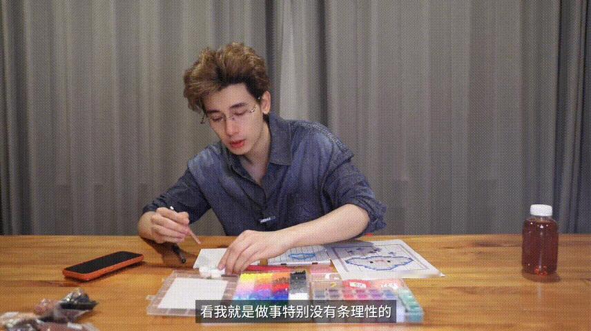 胡先煦拼豆6分钟笑点60个胡先煦拼豆最累的是嘴为了摆放好拼豆摆出各种夸张神态，五