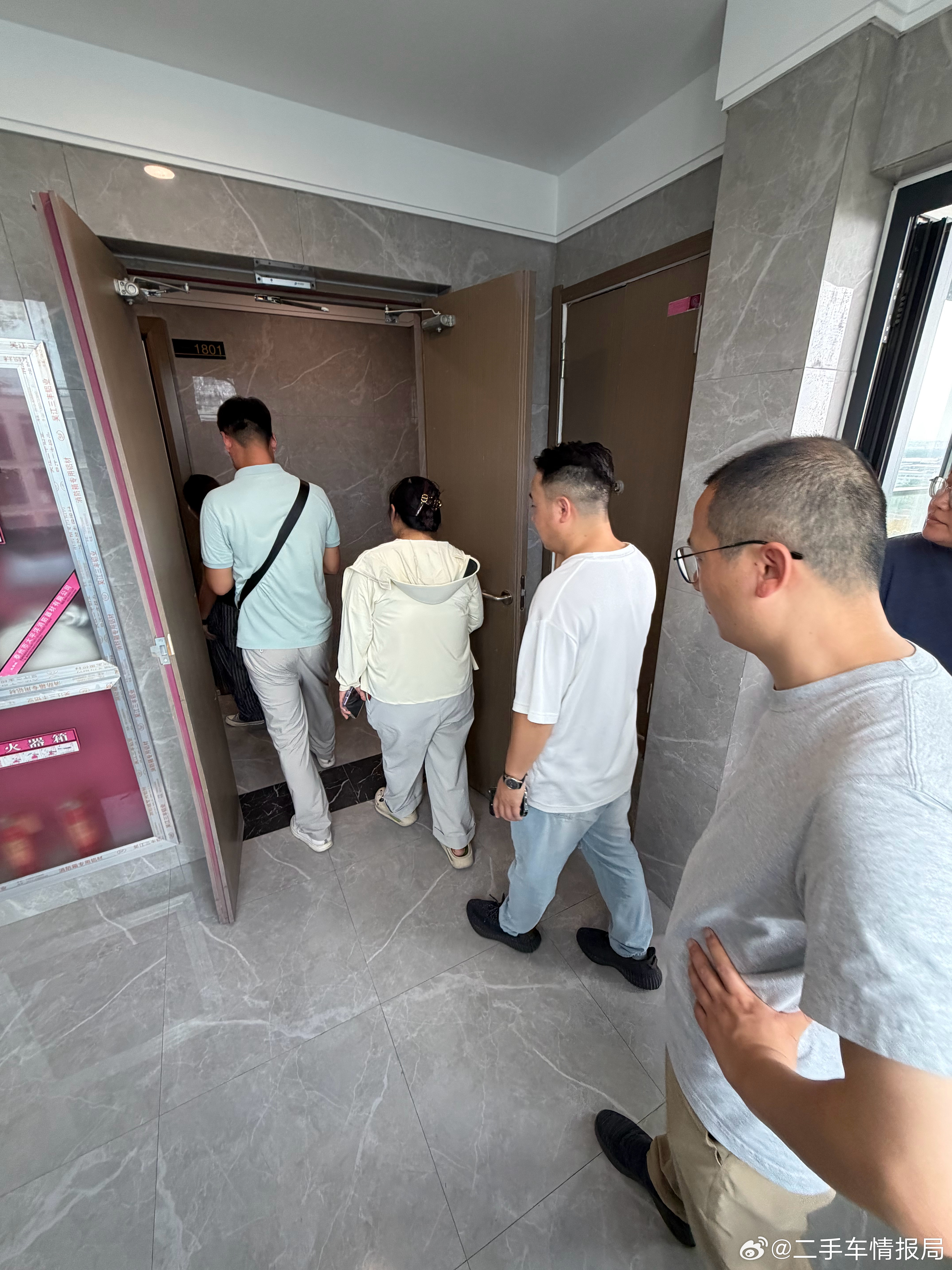 下午去看了个法拍房，挺便宜结果排队没排上…这个时代想捡漏，简直天方夜谭