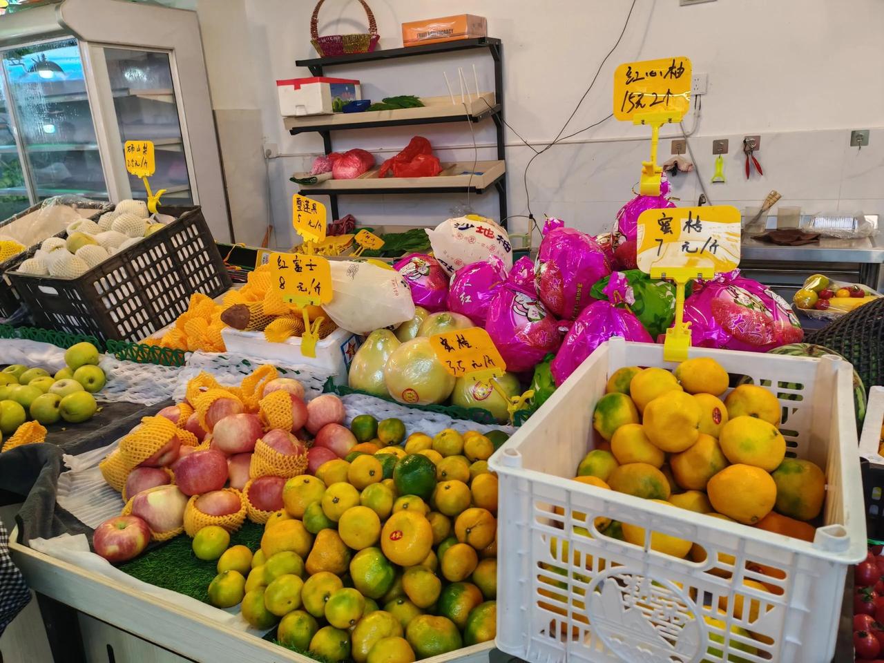 水果店倒闭了负债10个
  奉劝大家千万不要开水果店，本人9月初凑了10万块，转