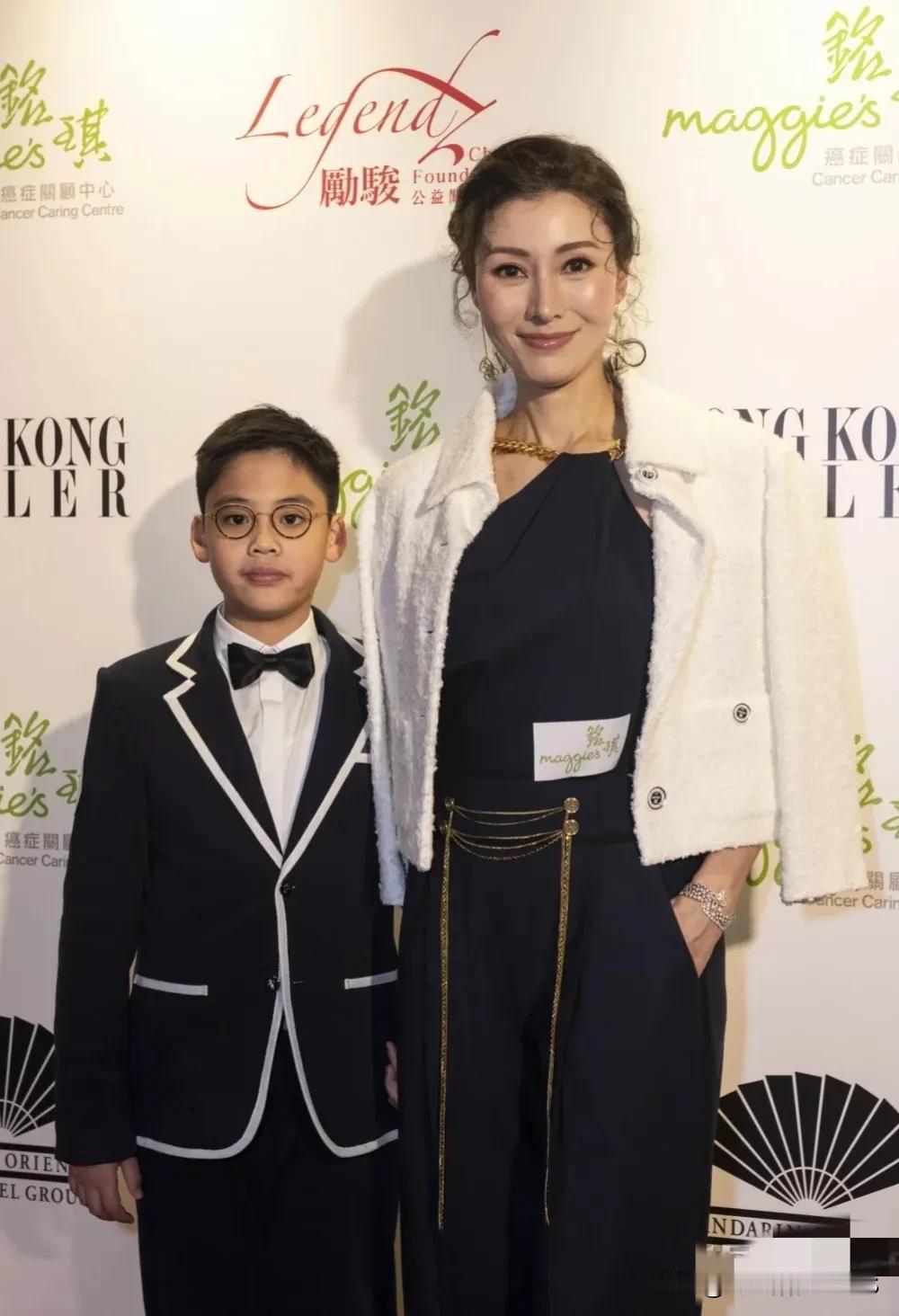 李嘉欣儿子的外貌遗传问题，这个真的很难说呢。至于网上说他是否像谭咏麟，这个就见仁