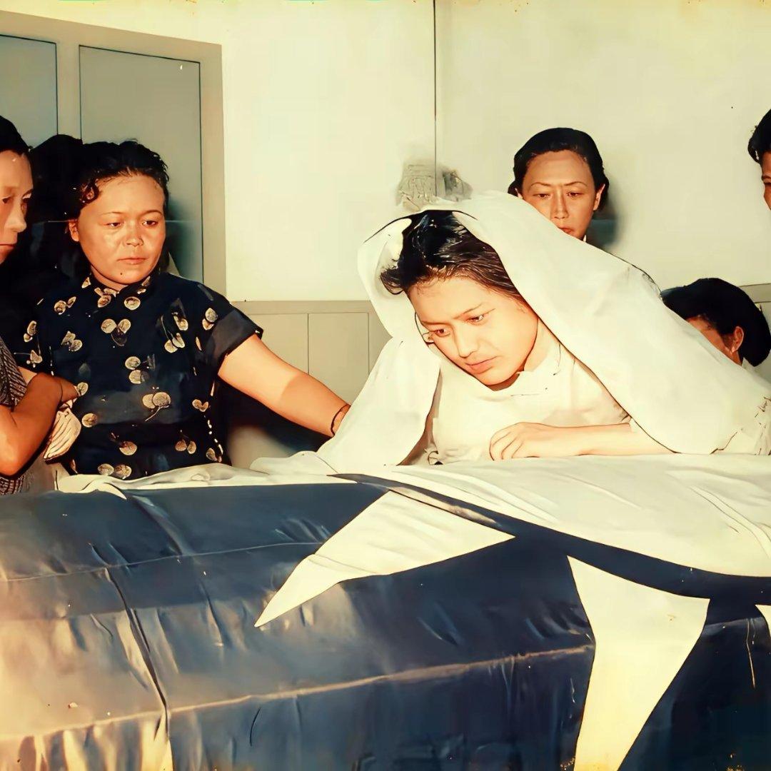 1954年，汤恩伯葬礼上的一张照片，现场却十分的冷清。

而伏在棺木上披麻戴孝的