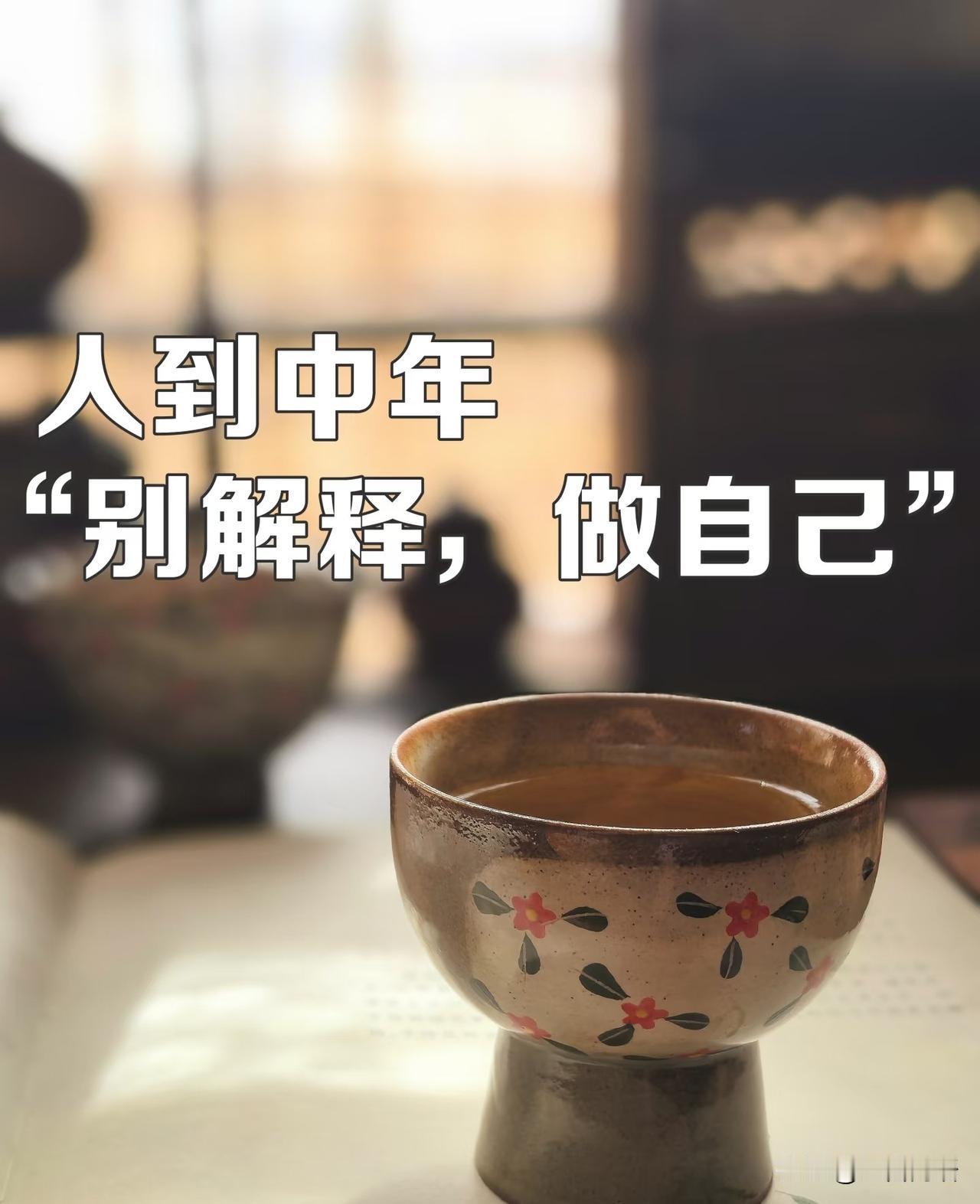 我们以微小身躯立于浩瀚时空，却始终怀抱接收奇迹的觉悟。彗星划破长夜，狂风卷起波澜
