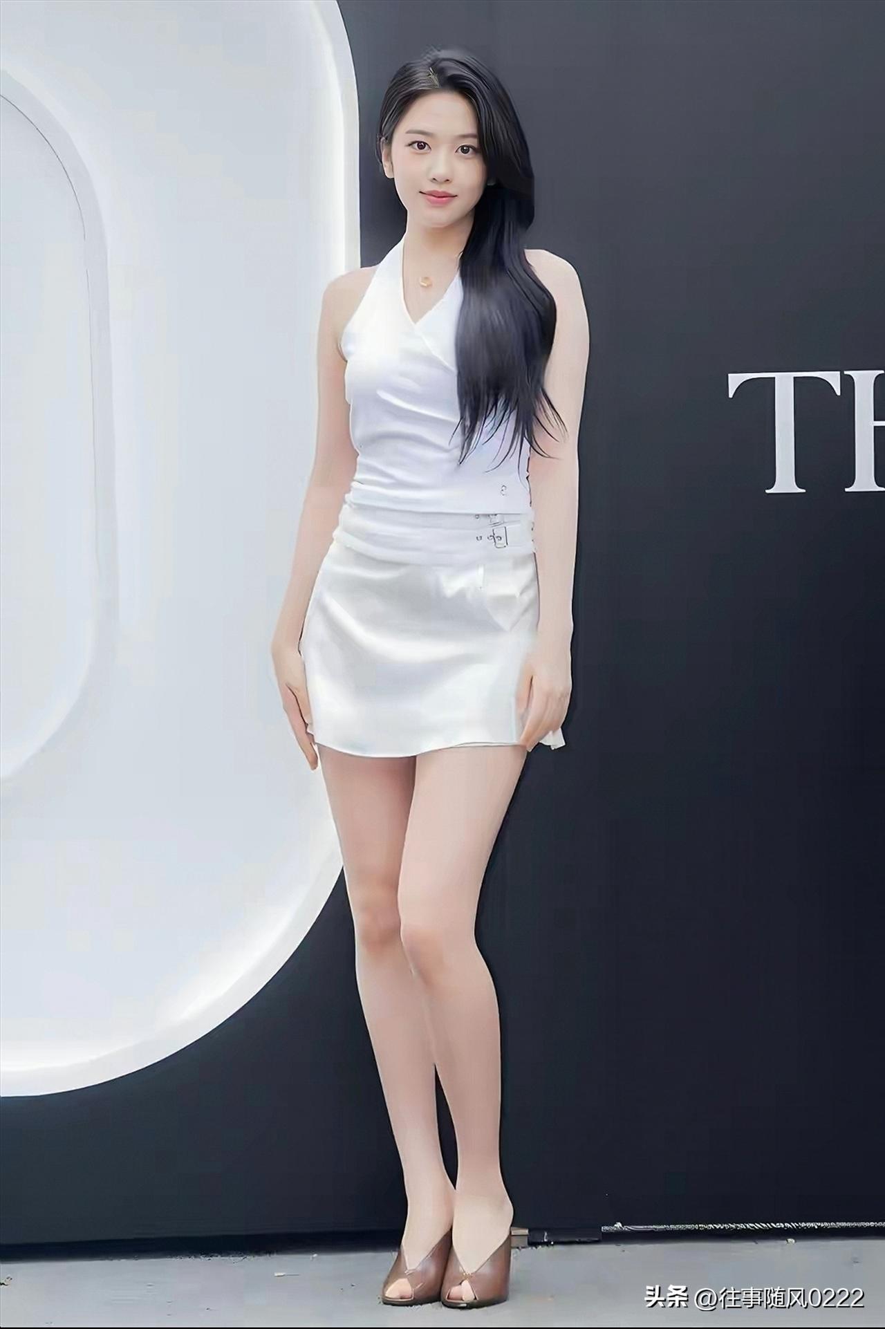 优雅白裙，甜美笑容，时尚大片