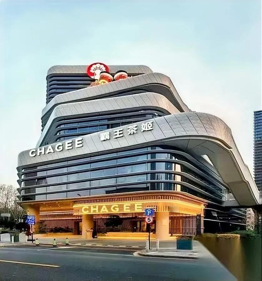 加盟店老板哭惨了！

员工一句话搞垮一家店？

最近霸王茶姬加盟商真是欲哭无泪，