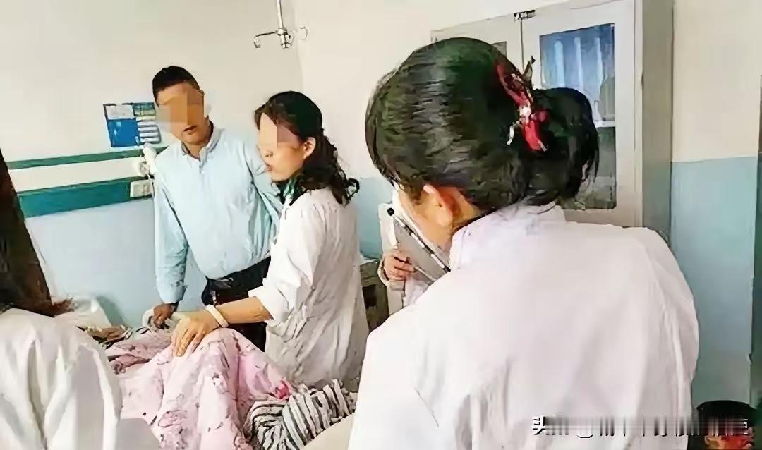 湖北，一女子怀孕8个多月去医院产检。她跟医生抱怨道：“宝宝踢我肚子可带劲了！”结