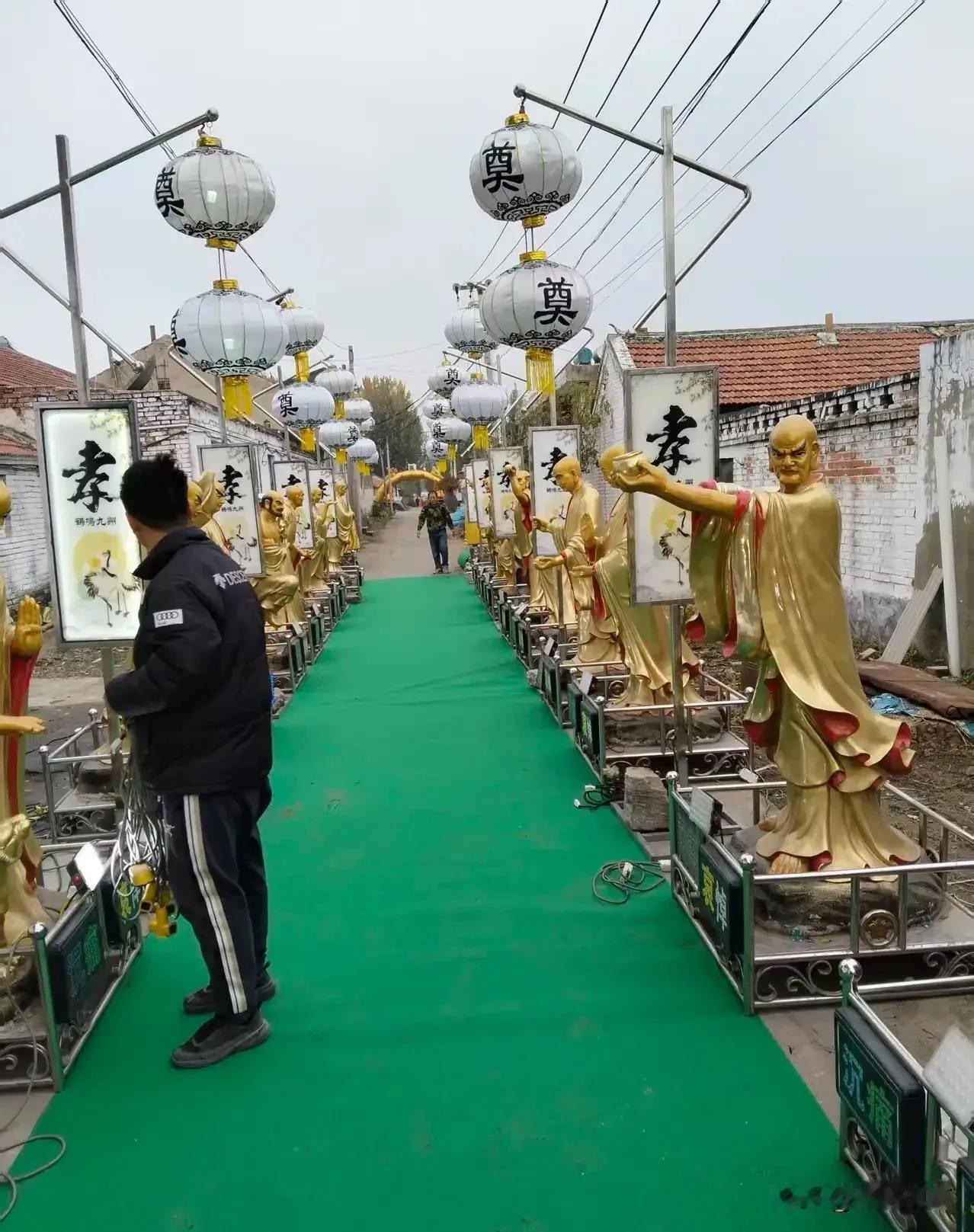 我和同事小王关系不错，当年我结婚的时候他随了500块礼金，后来他家里办白事的时候