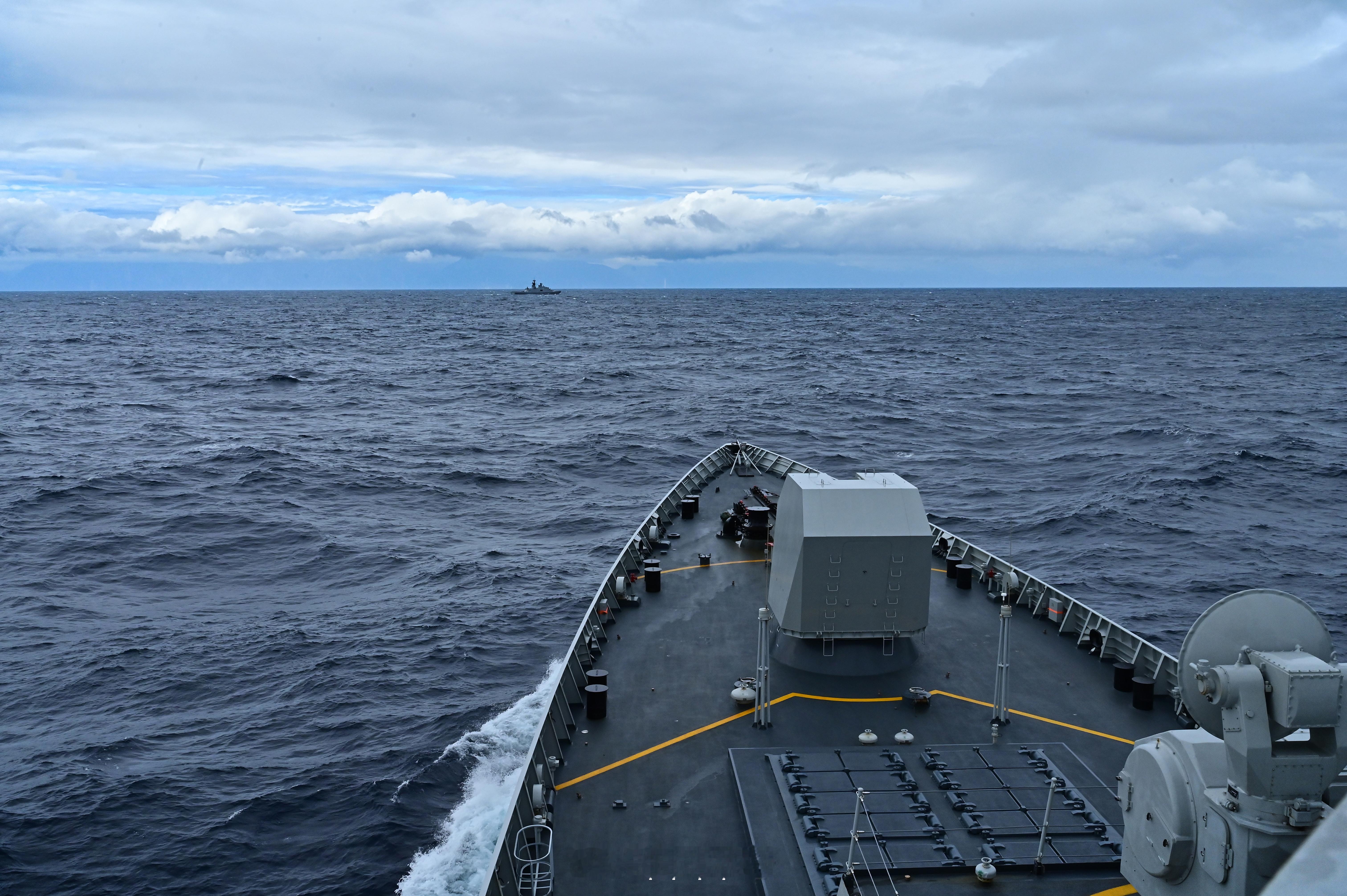 我军052D驱逐舰抵近台湾花莲海岸线，伪海军康定级护卫舰前来阻拦，画面中有一次出