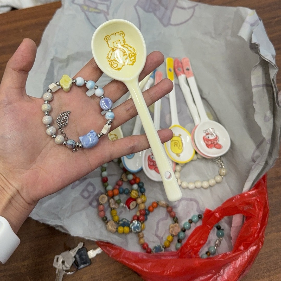 现在拿纪念品都要挑带黄色元素的