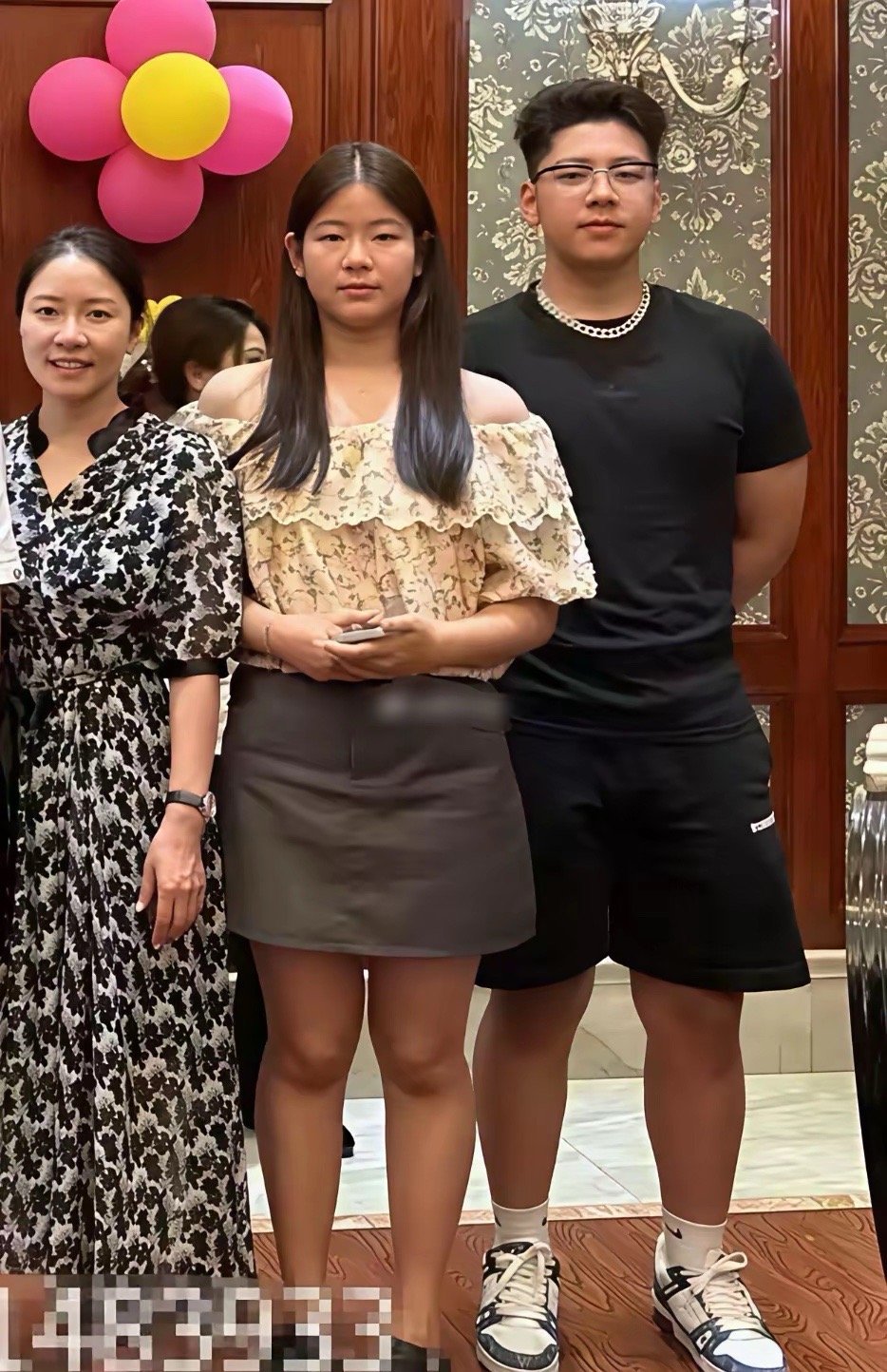 郭涛一家现身阿那亚，14岁女儿身高近180cm，与哥哥石头共用一张脸！ 