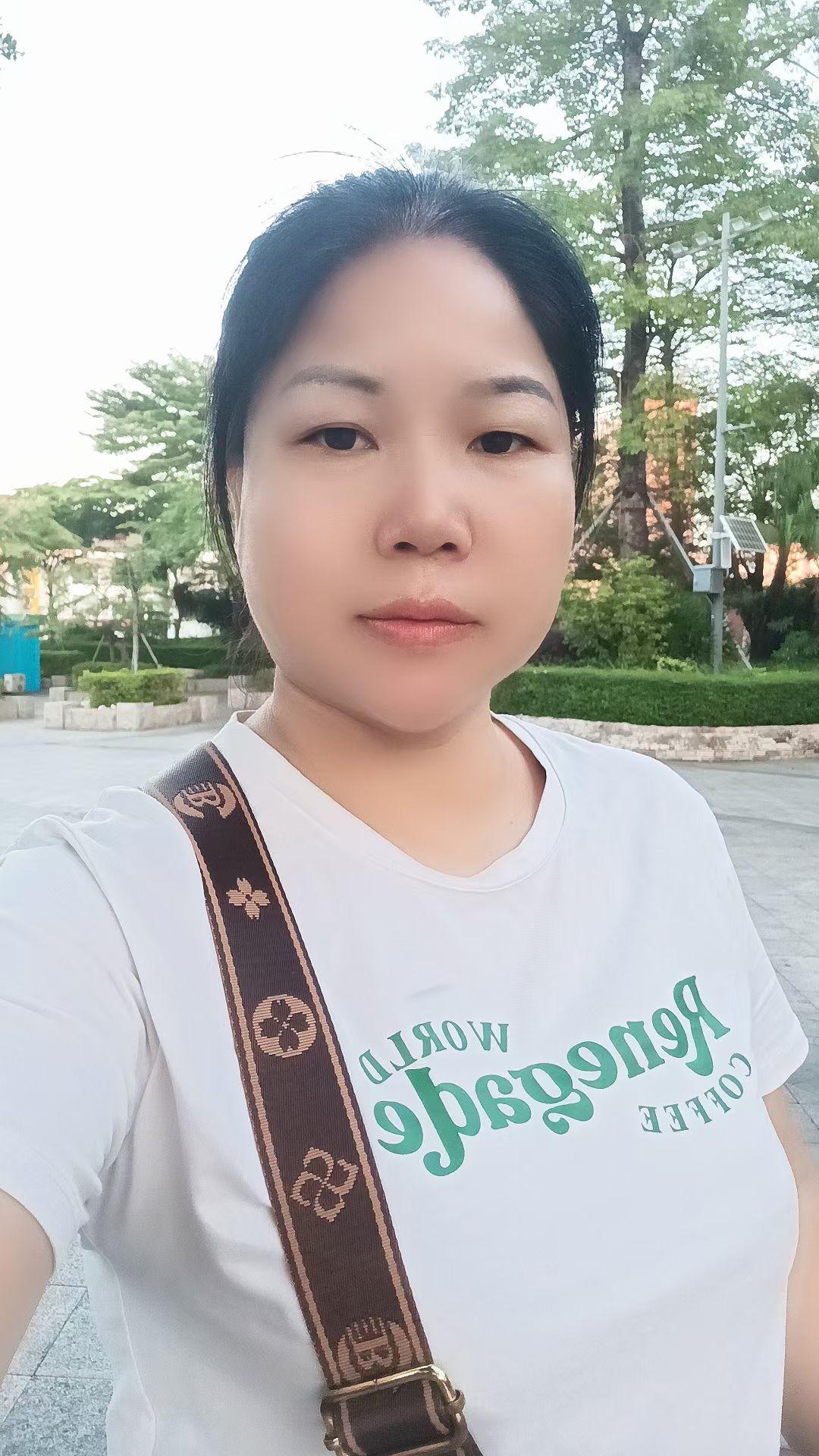我长得再丑。我长得再胖。也是你永远得不到的女人。我能够光明正大的露脸。就凭这一点
