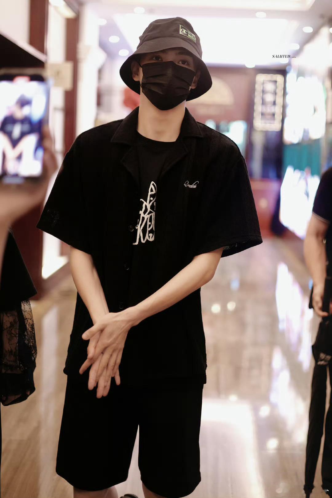 罗一舟大生意人上班路透手腿的肌肉线条，船啊[舔屏] ​​​