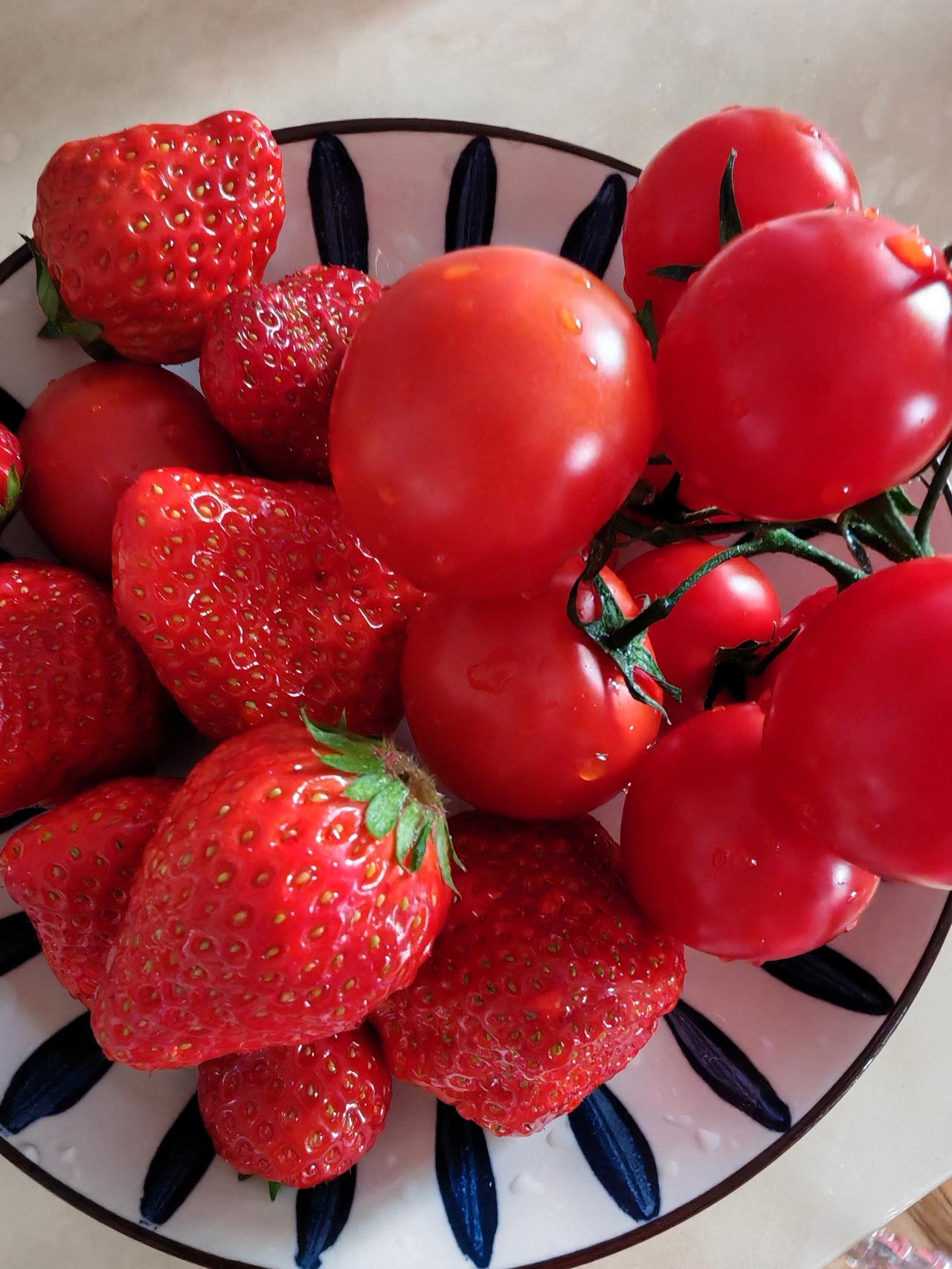 新年生活图鉴草莓🍓和番茄🍅水果双拼，节日水果，美味可口。
