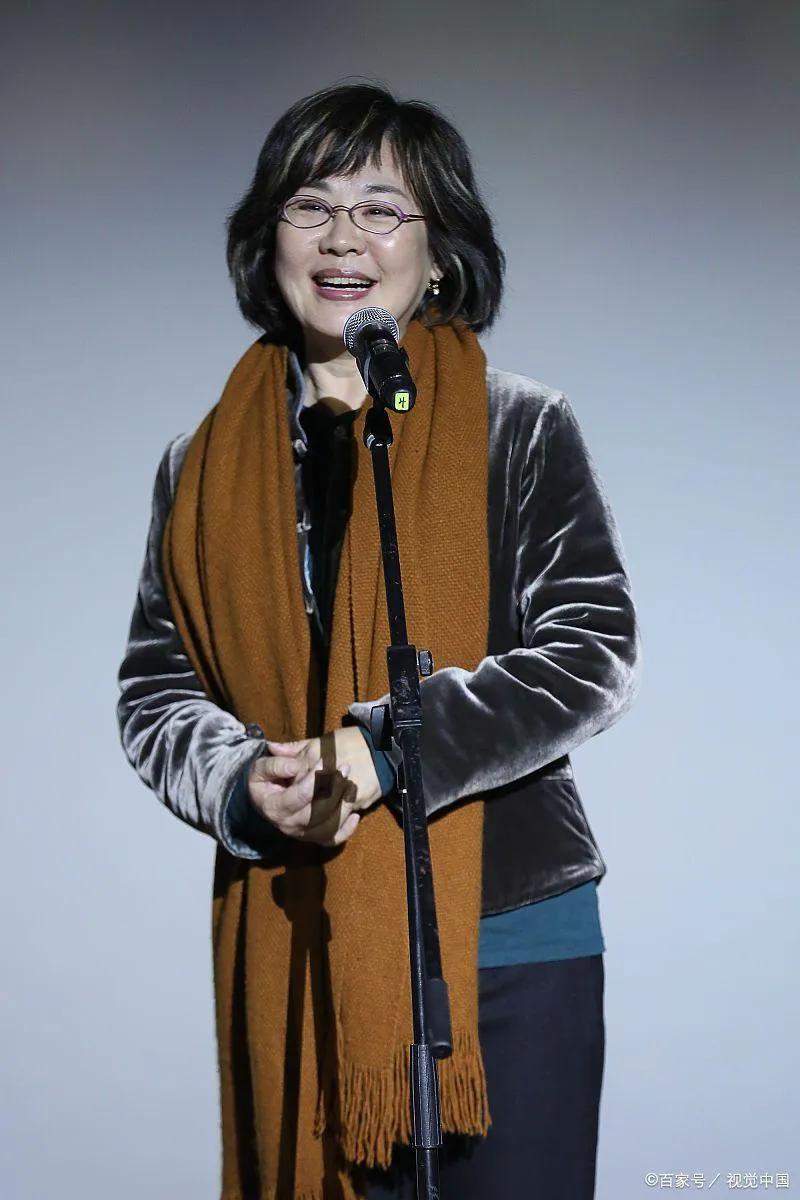 1981年，19岁的丛珊出演《牧马人》，有一场和朱时茂拥抱的戏，拍了几次都过不了