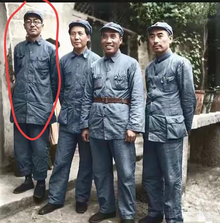 左边👈🏻是谁啊？有认识的吗？那时候真年轻啊？团结一致向前看，一心一意为人民[