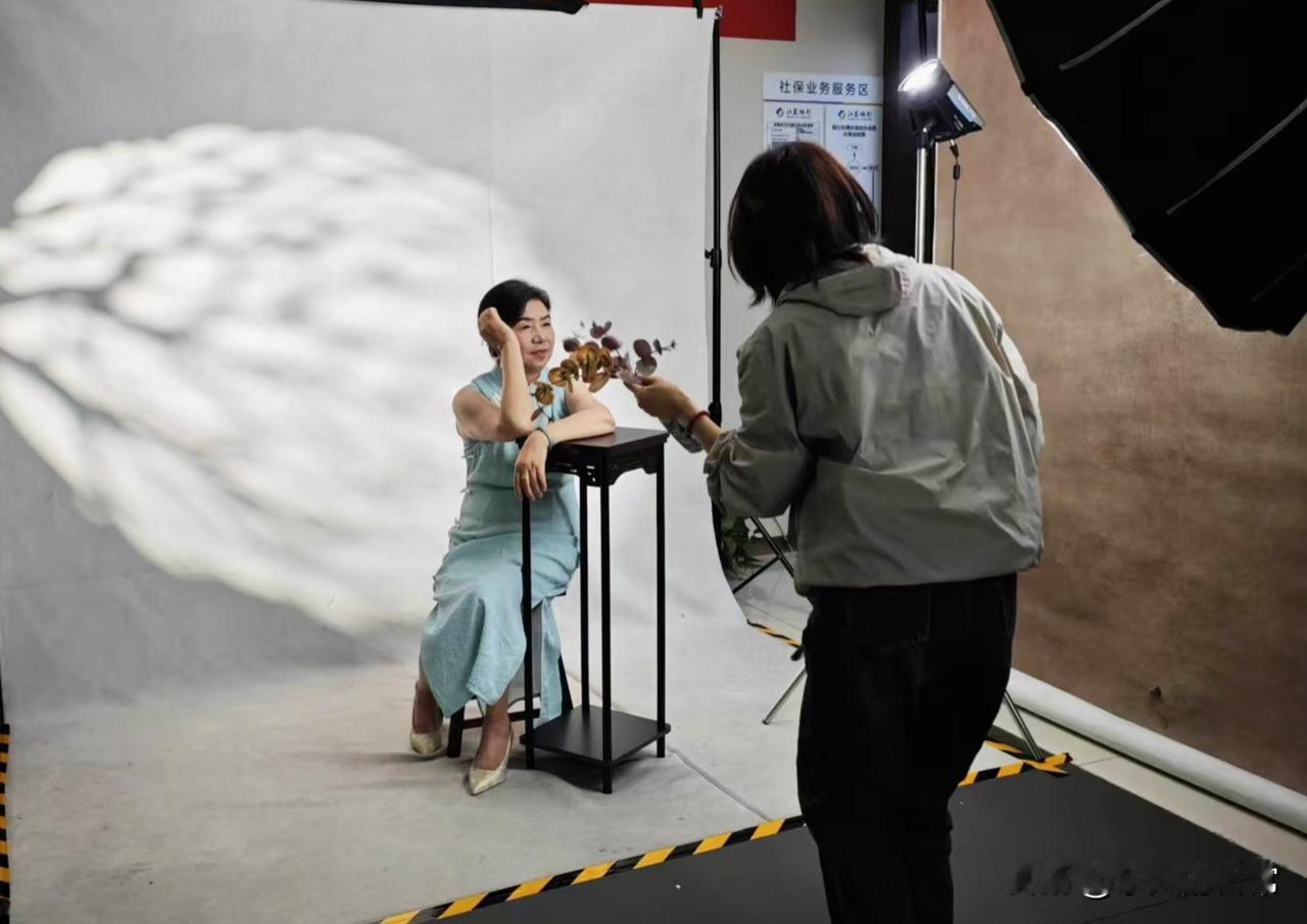 2026年4月11日，星期六，老俩口开心的日子。

与老伴一起受邀参加人像摄影活