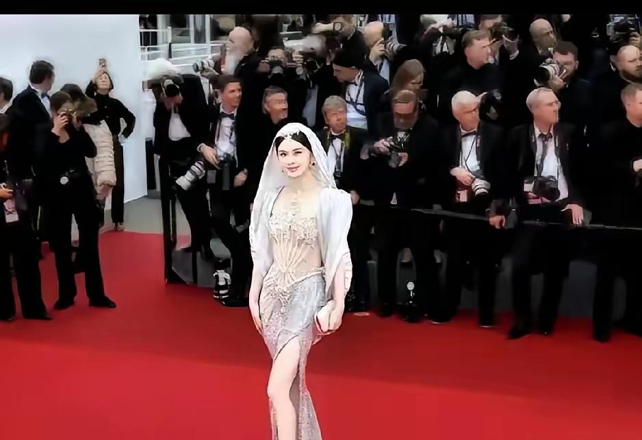 【走红毯被驱赶的女星】
戛纳电影节红毯上
一位女星
穿着闪钻透视裙
硬闯现场，