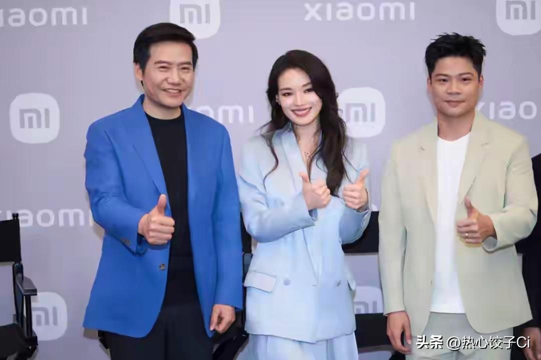 雷军新品汽车Su7代言人，舒淇，苏炳添。他在新品发布会上说，其实我的普通话不好。