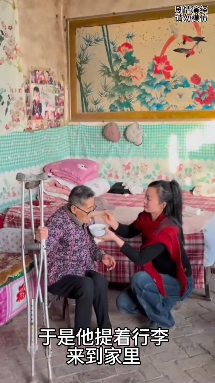男子三年没有回家，于是他提着行李来到家里。谁知眼前的一幕让他很感动，只见未婚妻正