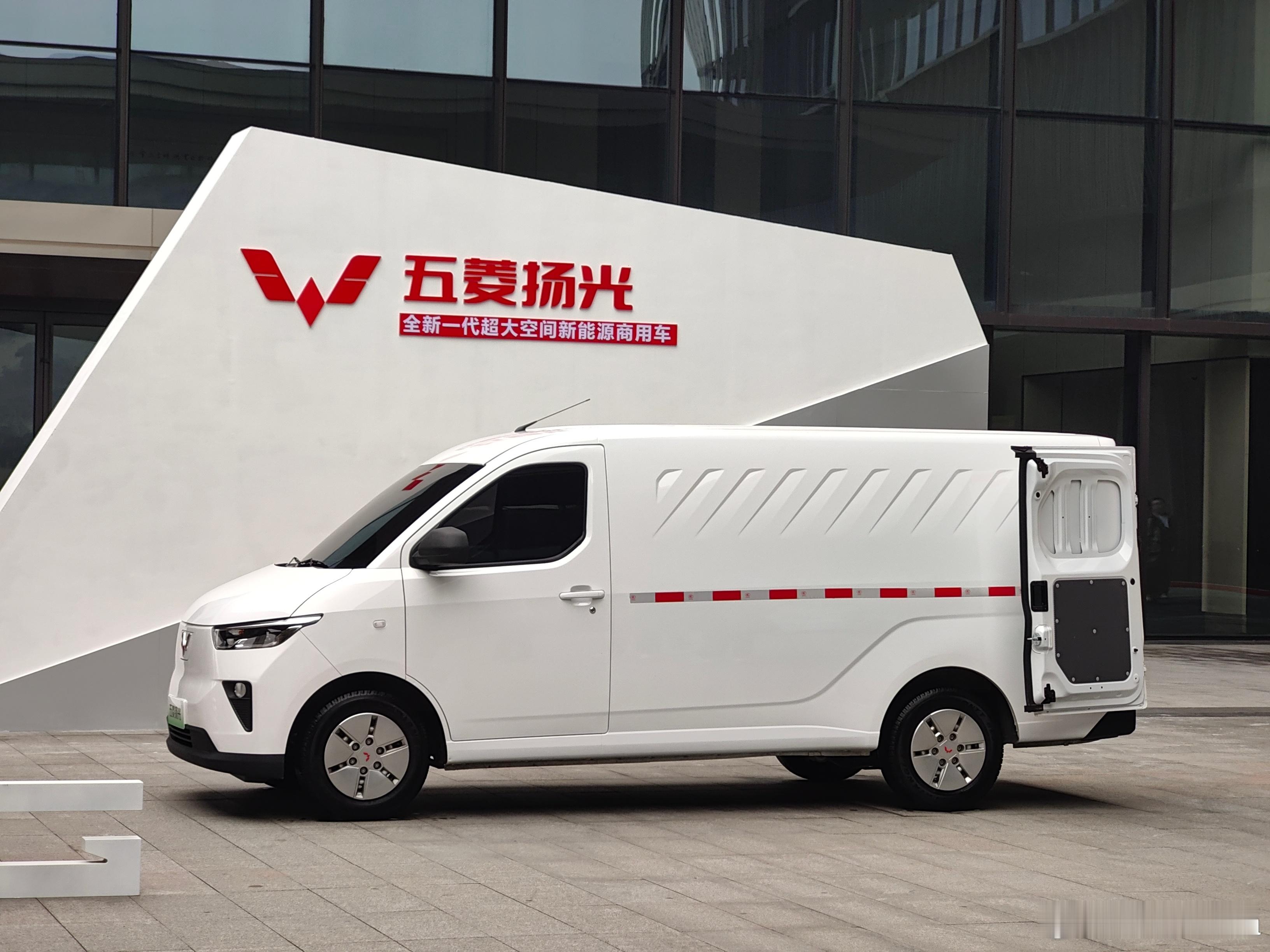 五菱扬光，华南全新一代轻型运兵车，大排档门口咔咔咔刹停，下来一车面包人开了一上午