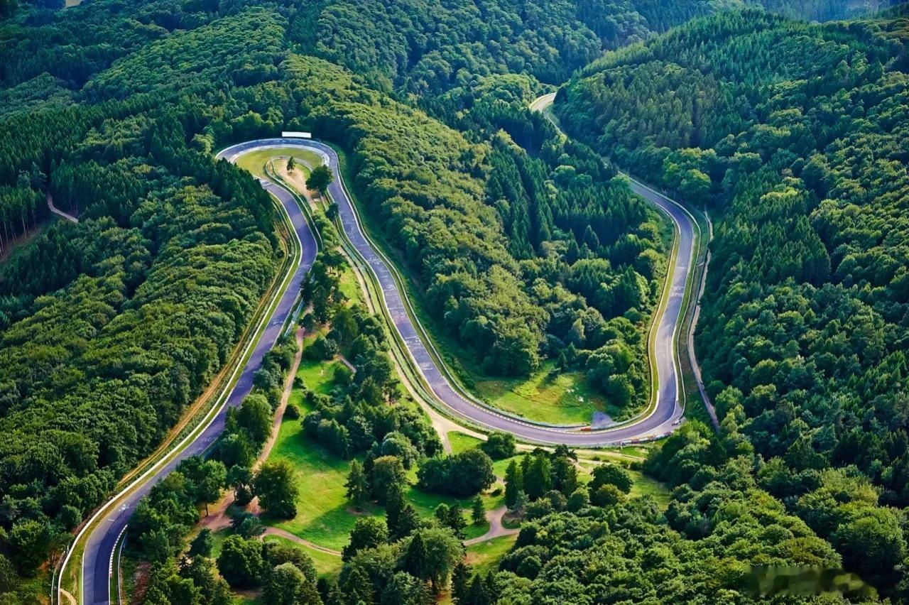 懂车帝中外性能车纽北对决bro飞驰人生咋飞纽北赛道上啦！中国车真的支棱起来了。纽