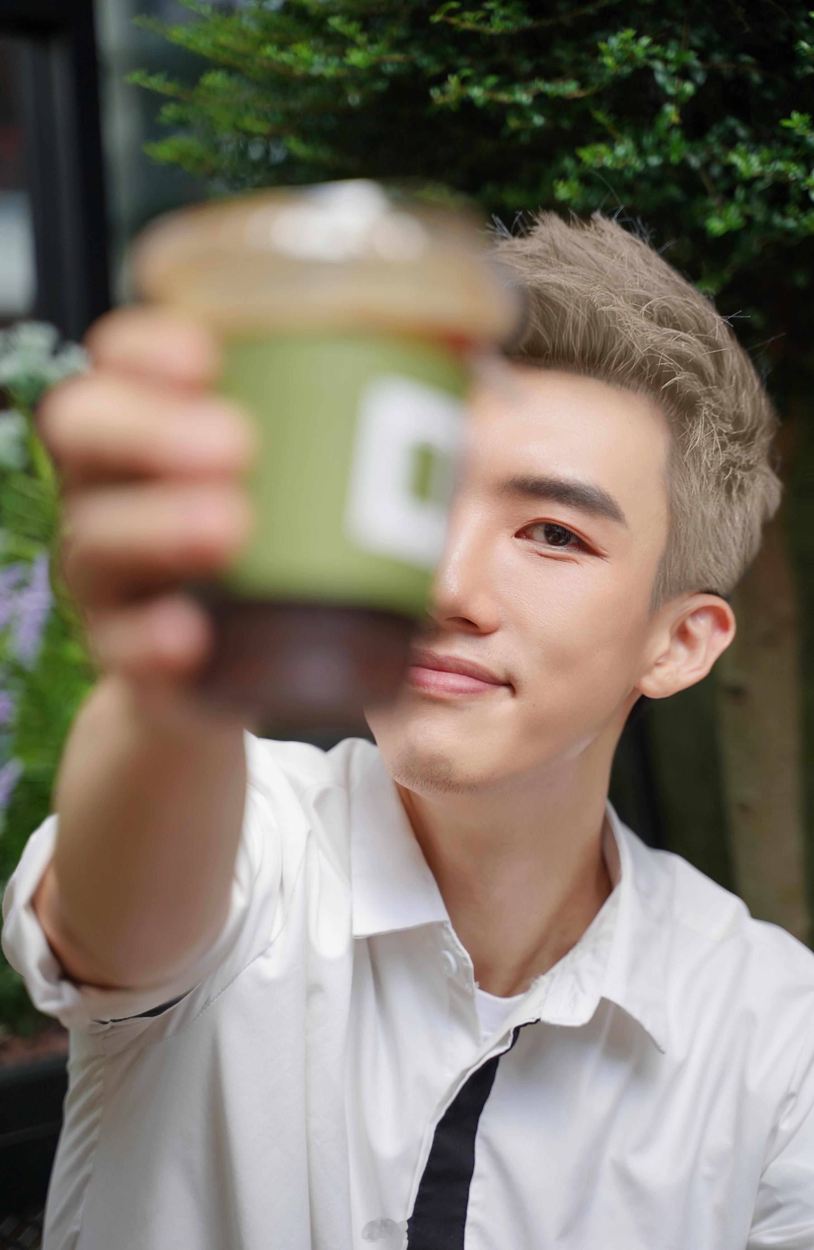 对于每天两杯拿铁当早餐的我来说，有新咖啡店总要来打个卡。正好用发泥抹了个新发色，