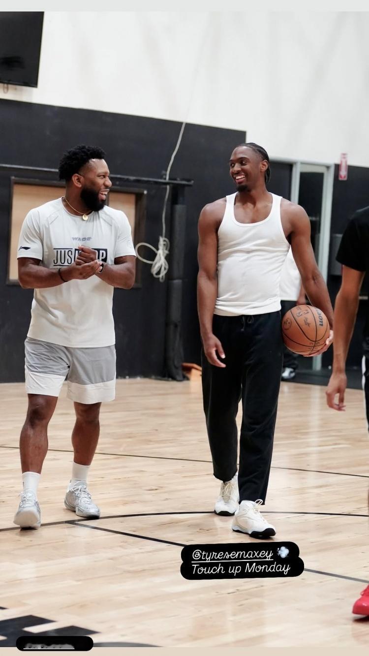 老詹转发了这两天的训练照，头上是完全没有头发了，光头中年大叔 nba詹姆斯加盟7