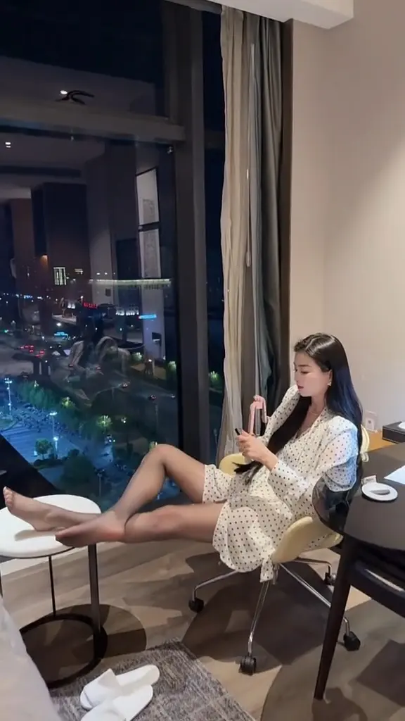 钱是最可靠的东西"努力赚钱吧，钱是成年人最大的体面，人给不了的东西，钱能给