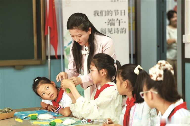 走进甘肃非遗端午民俗【艾香伴成长 古韵润童心】6月14日，恰逢端午来临，由甘肃省