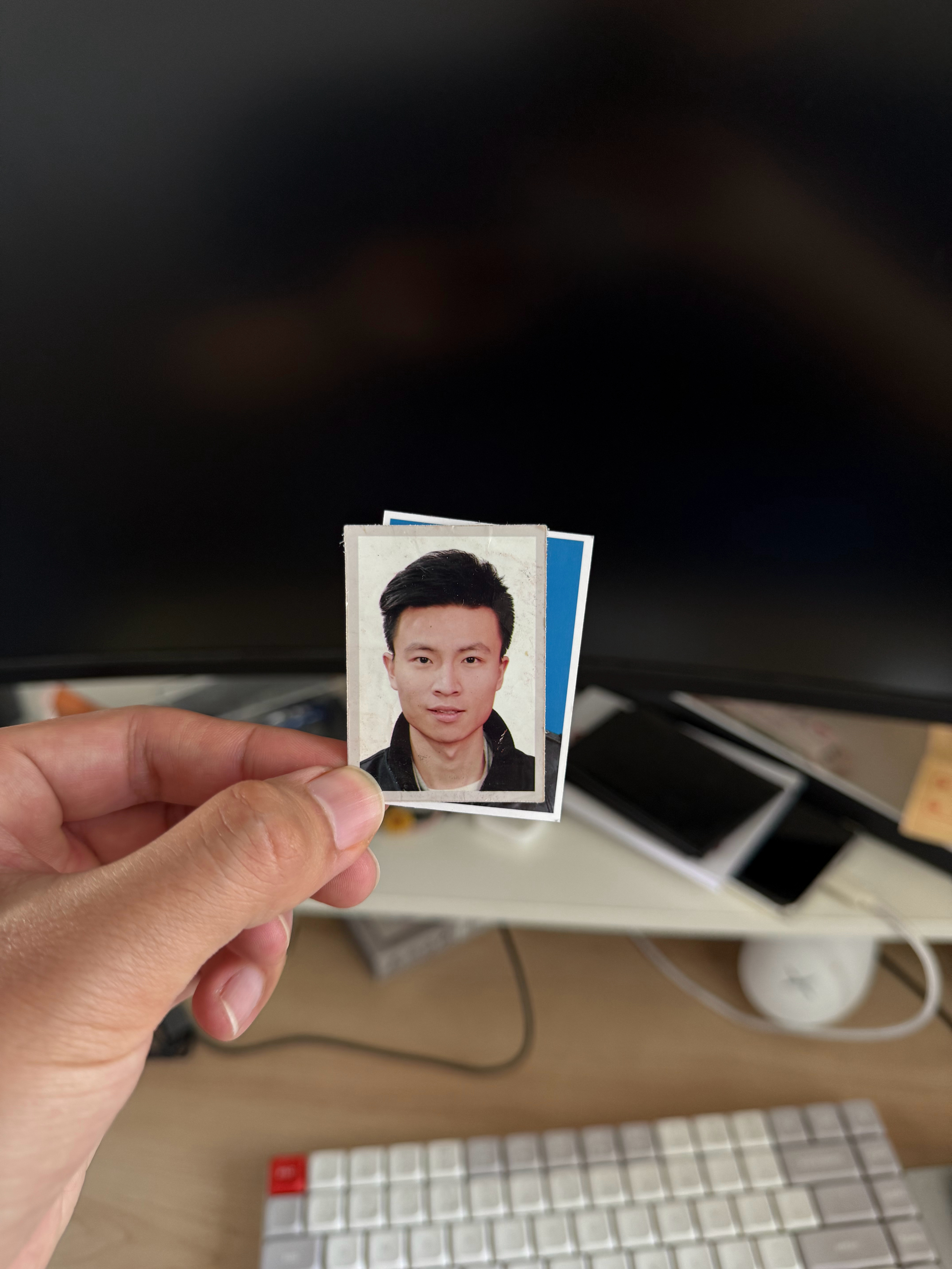 假期大扫除，翻到了一张 13 年前的证件照，我印象里是为了报名雅思考试拍的，13