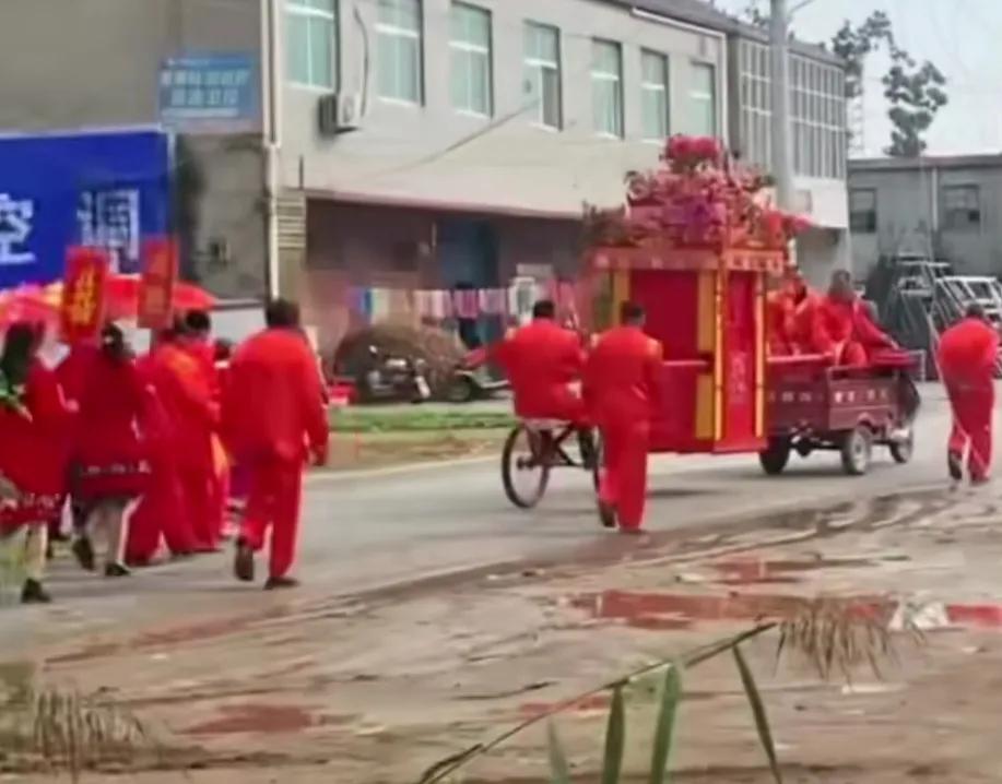 近日，周口鹿邑油坊张村，一迎亲队伍，为节省时间将八抬花轿变“五轮花轿”，网友纷纷
