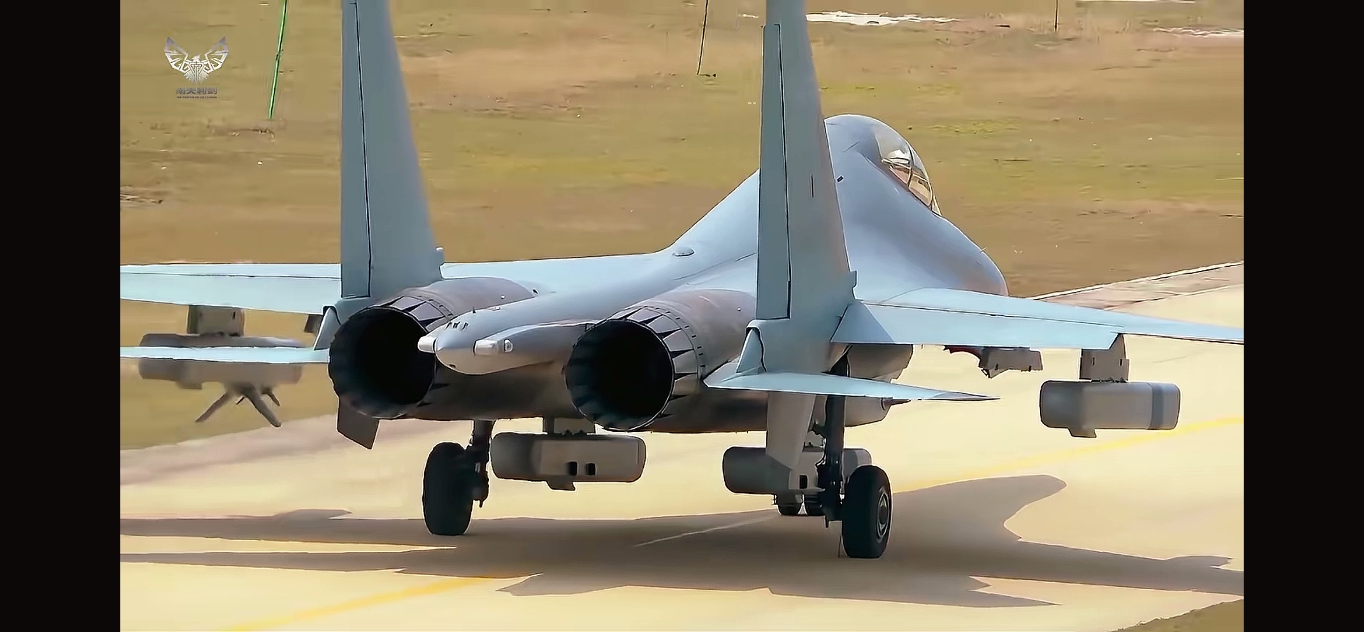 南部空军发布的视频中，歼16D也参加了黄岩岛的战备警巡，显然这不是给菲猴准备的烽