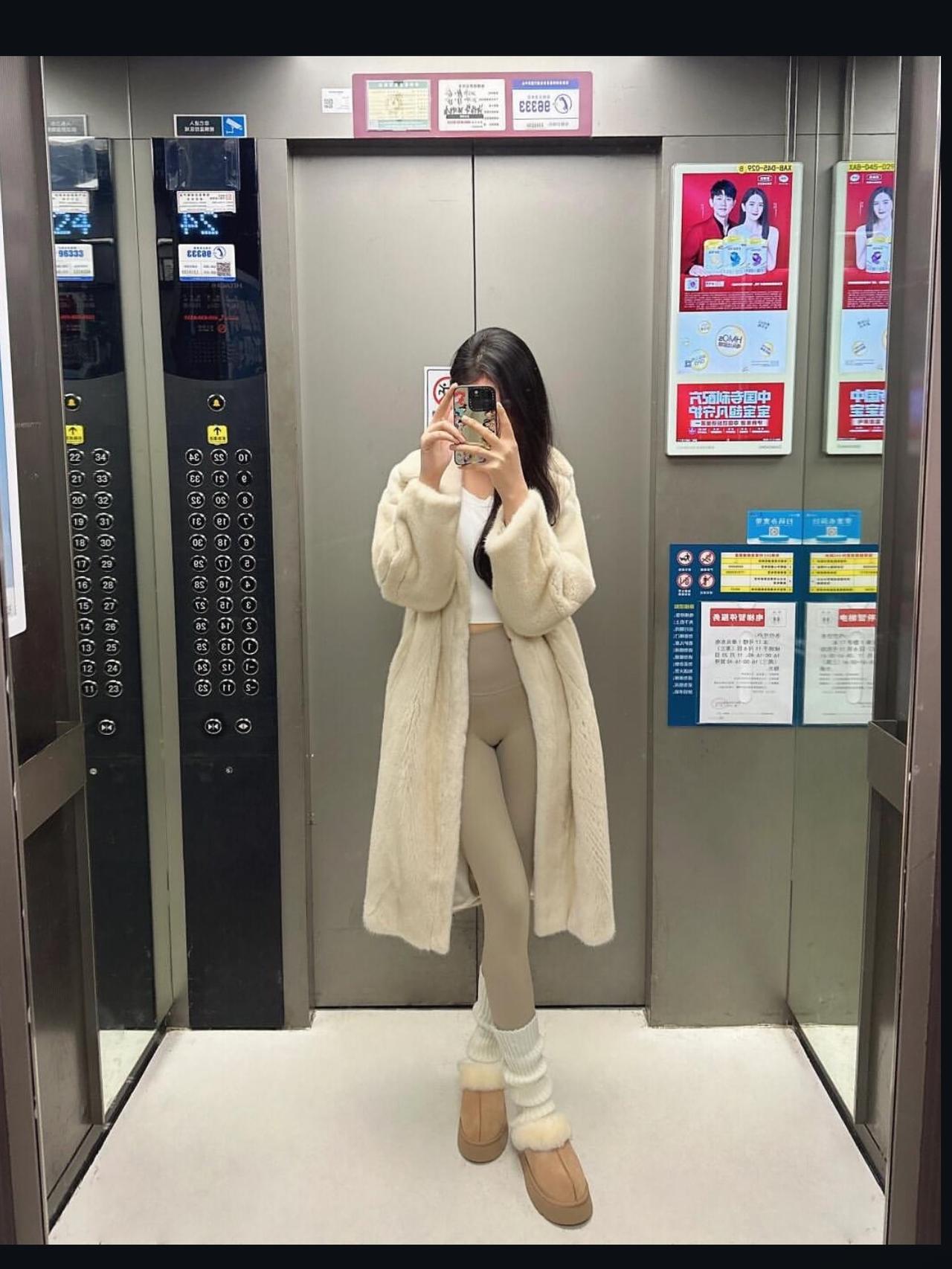 为什么越来越多的女生爱穿瑜伽裤? 
那肯定是因为穿着好看呀，就像花朵喜欢在阳光下