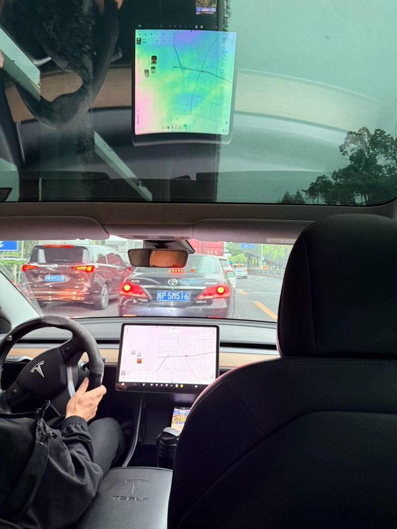 Model 3的后排体验很不堪吗短途真没觉得，长途不行，坐垫太短了这司机开车真猛