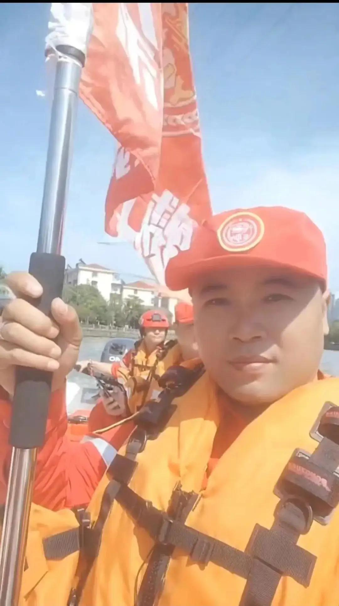 “4根肋骨换1条命，值！”2024年3月31日，下班小哥路上遇见女子落水，毫不犹