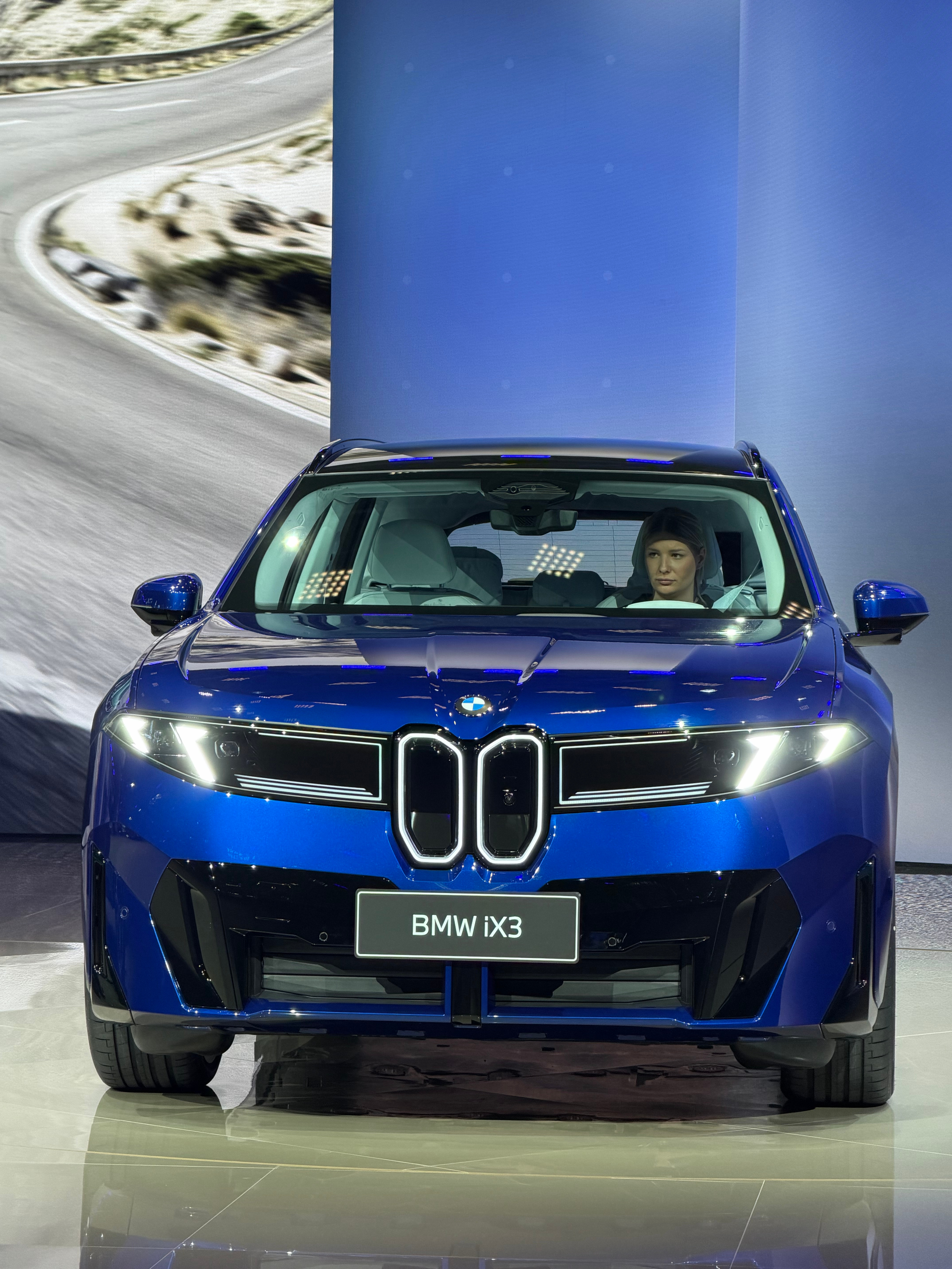 超近距离来看看宝马最新的i3和iX3这个绿色车漆的调色之前真的没有在哪个车上见过