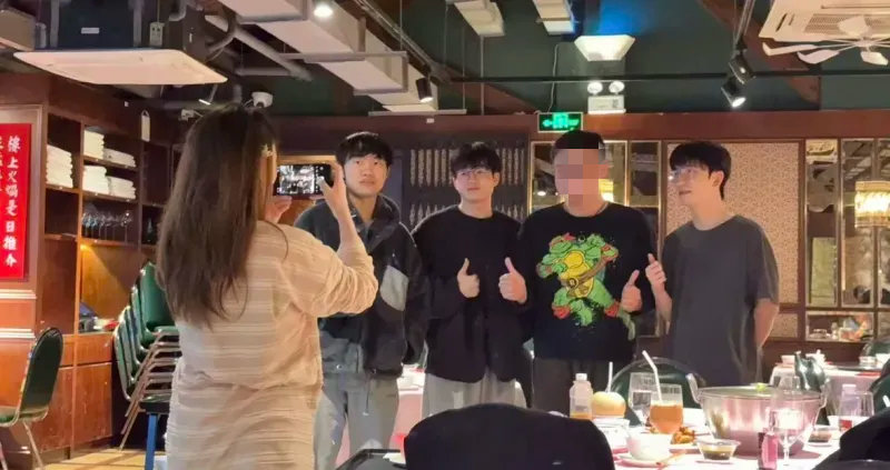 近日有粉丝偶遇Knight、Xun和Elk三人在线下低调约饭，即便这几位选手各自