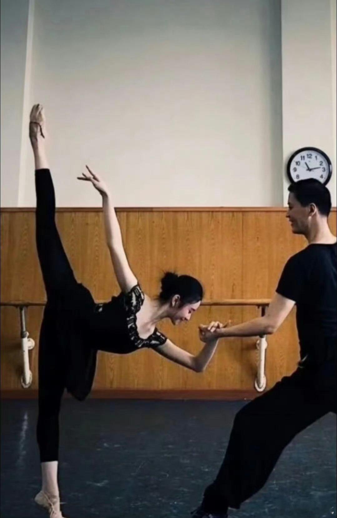 刘浩存被粉丝秒认 刘浩存的预热剪影刚发出来，评论区就像开了认人大会，粉丝一眼锁定