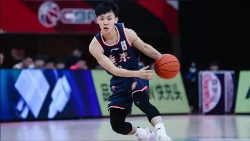 【胡明轩伤停才证明徐杰是广东的真大腿？】
我们都知道，在广东队里，杜锋一直将胡明