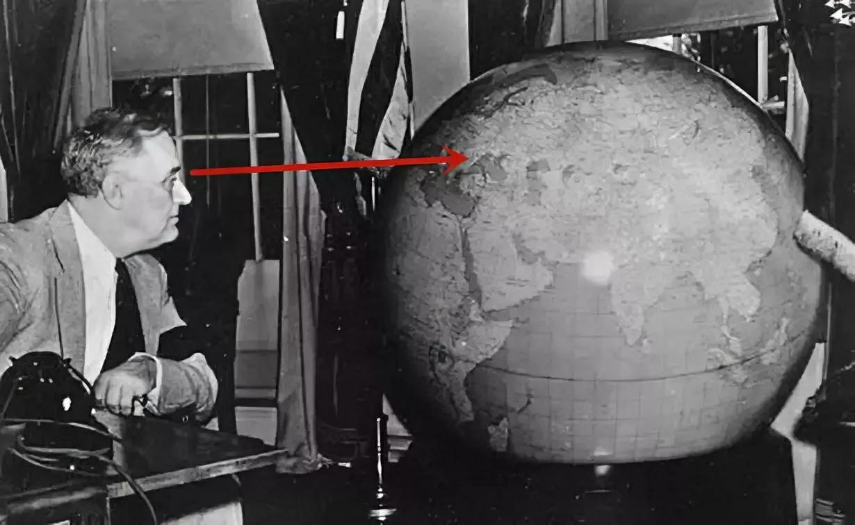1942年圣诞节，罗斯福在办公室看着直径127厘米的地球仪，他目视的位置好像不是