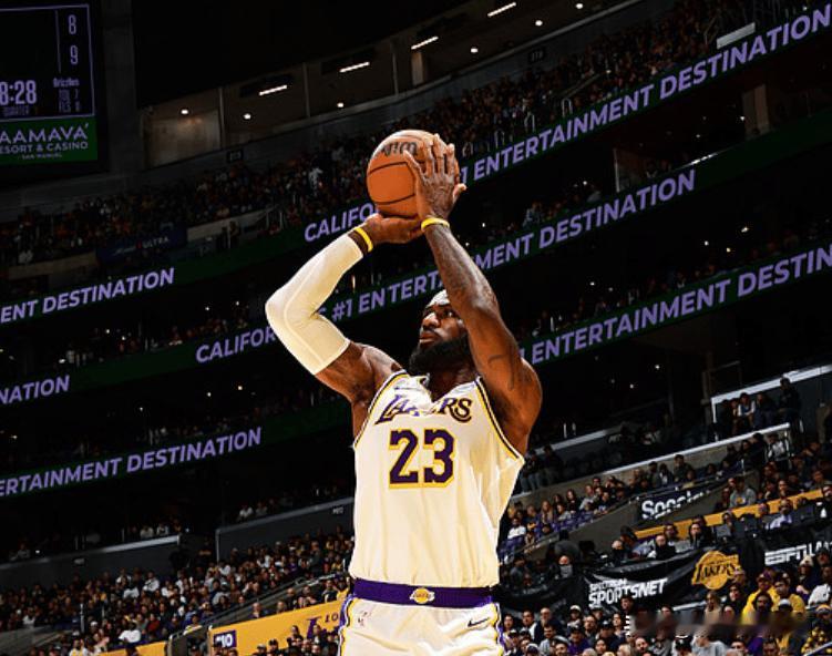 湖人队120:114再胜灰熊，这3名前锋杀疯了！

1、詹姆斯，身高2米06，1