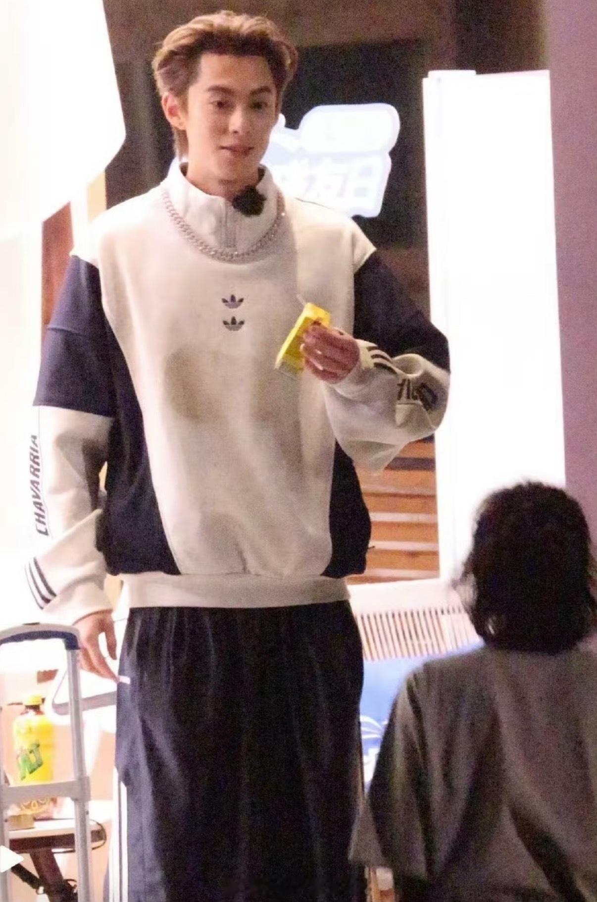 背头王老板驾到王鹤棣亲爱的客栈录制路透