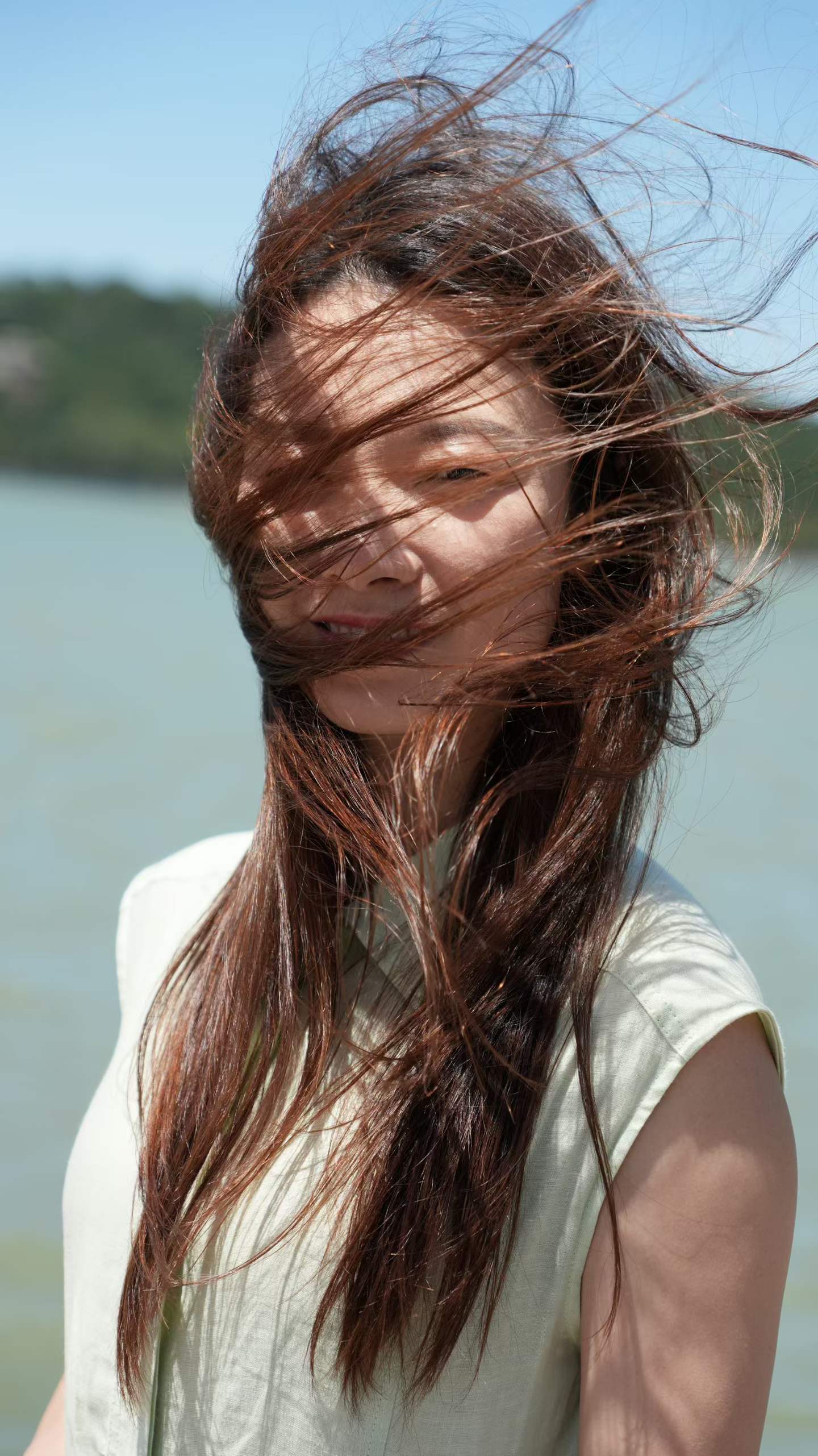 把自己扔进风里，扔进湖边，扔进大自然。这是一个焦虑的时代啊，但是很多想不通的事，