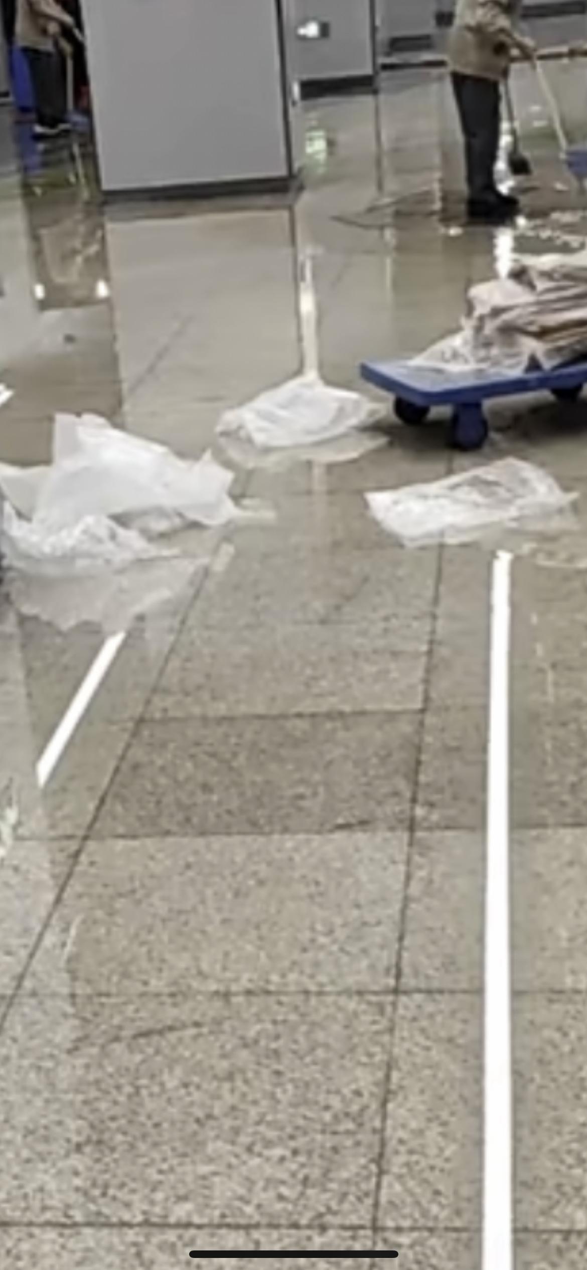 1月7日上海，早高峰地铁娄山关路站出现大量臭水，运营方通报：系巴黎春天管辖污水管