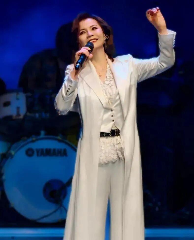 12月27日，宁波籍歌手周冰倩“真的好想你”演唱会将登陆宁波大剧院。

她曾凭专