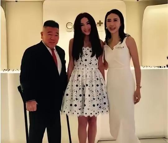 腿脚不便的富商马廷强追求黎姿长达6年都没能成功，到了2009年，38岁的黎姿陷入