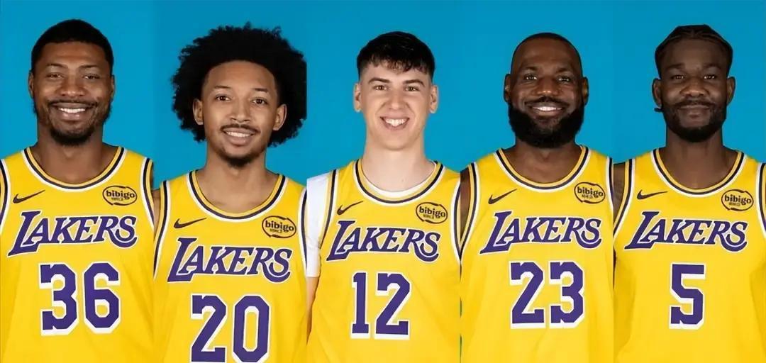 湖人今晚的战术板，写着一行小字：主动让布克揪住我们的喉咙。
 
他们派上防守效率