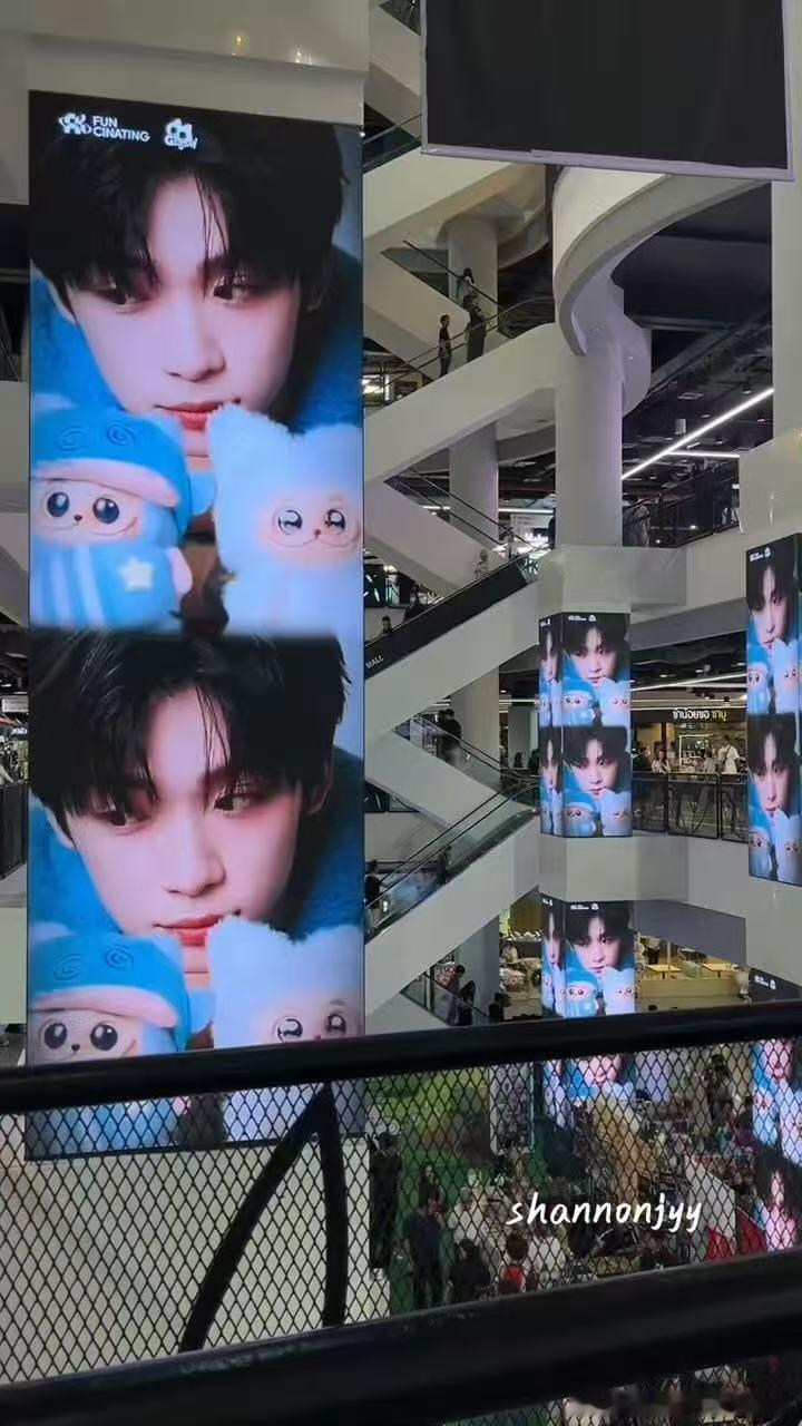 梓渝曼谷大屏地广 ​​​梓渝这张脸太适合大屏啦！！！好绝～ ​​​