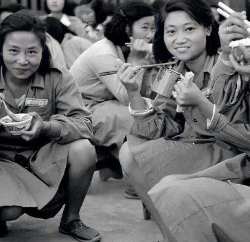 这是1949年，被人民解放军打败的国民党军队，这些国军的女兵正在吃她们在大陆的最