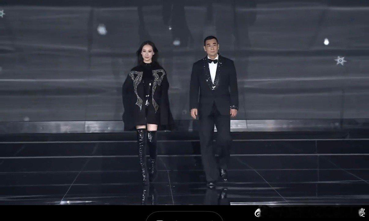 赵文卓女儿 远看以为黄圣依还真有点像。这是星二代集体要出道了嘛？[嘻嘻] ​​​
