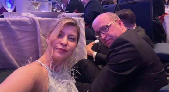 4月25号白宫晚宴突遭袭击，枪击结束后别人都慌慌张张往外跑，偏偏有人趁现场没人注